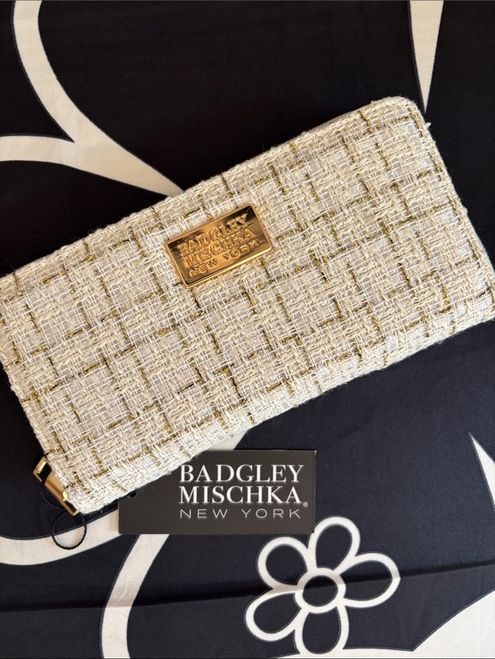 Badgley Mischka Handbags - Badgley Mischka Cream & Gold Tweed Zip Wallet